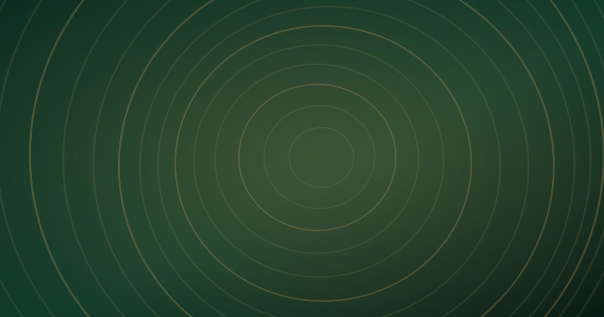 Arte da YbyraTech com anéis concêntricos em âmbar claro sobre fundo verde-floresta