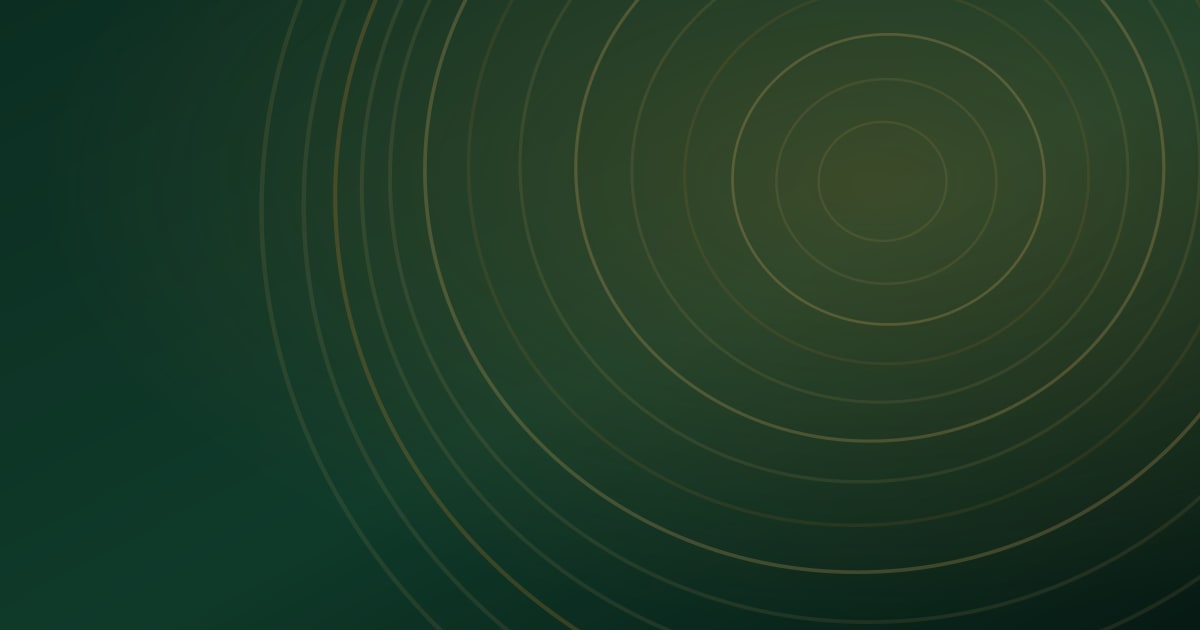 Arte da YbyraTech com anéis concêntricos em âmbar sobre fundo verde-floresta